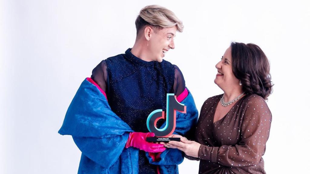 Ruben Avilés junto a su madre. Foto de Estefanía Ruiz (IG: felicity_photo_studio)