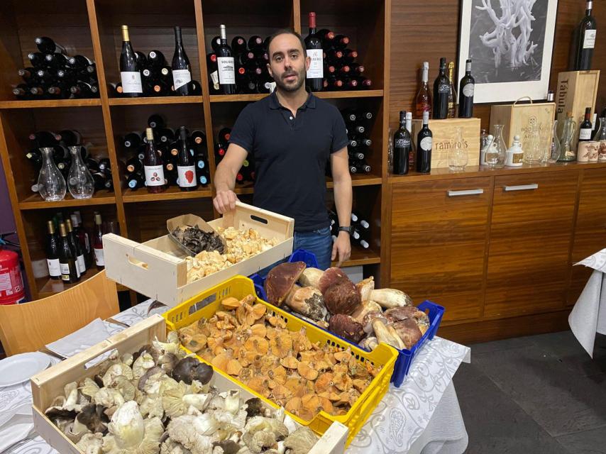César junto a las setas en el restaurante