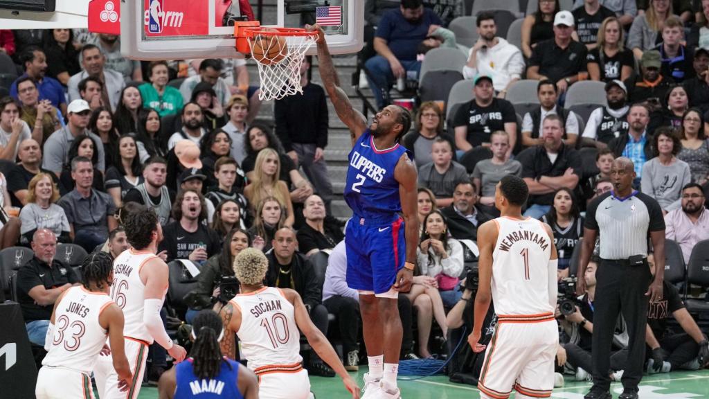 Kawhi Leonard anota una canasta frente a San Antonio Spurs.
