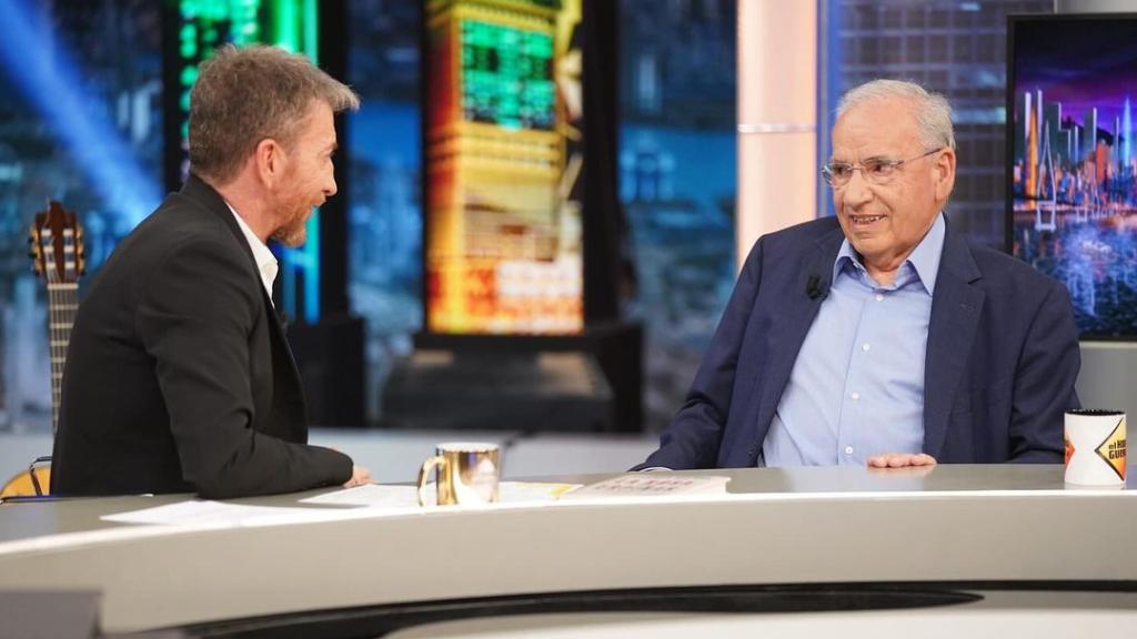 Pablo Motos junto a Alfonso Guerra en 'El Hormiguero'.