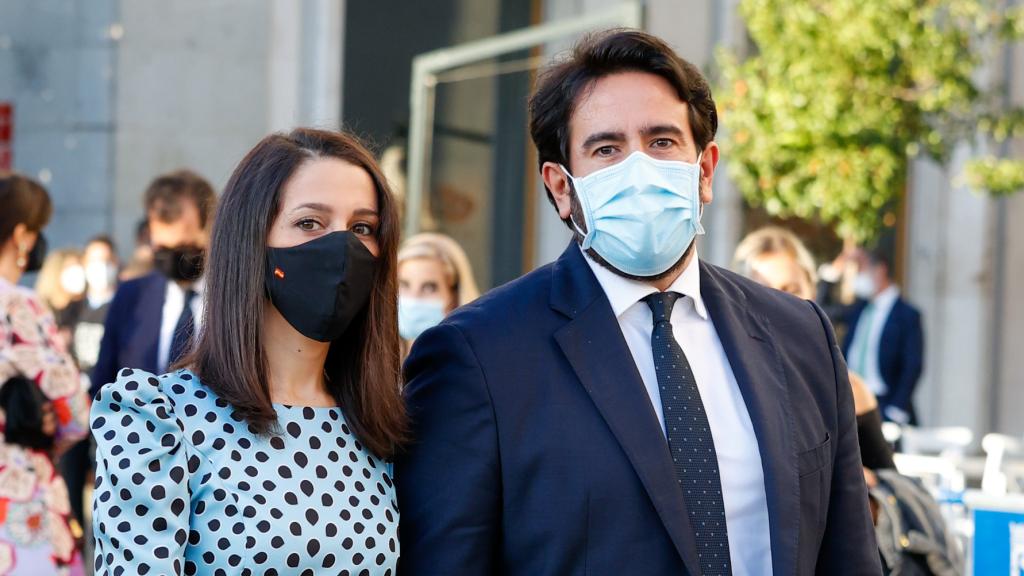 Inés Arrimadas y Xavier Cima a su llegada a un acto público, en el Teatro Real, en 2020.
