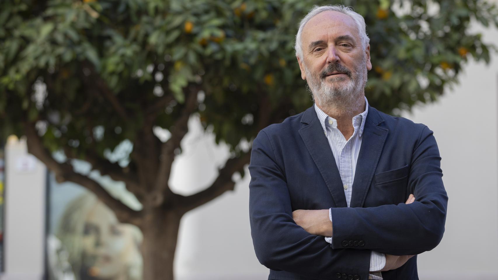 Pedro Marín Cots, junto a la fuente de la Plaza de las Flores.