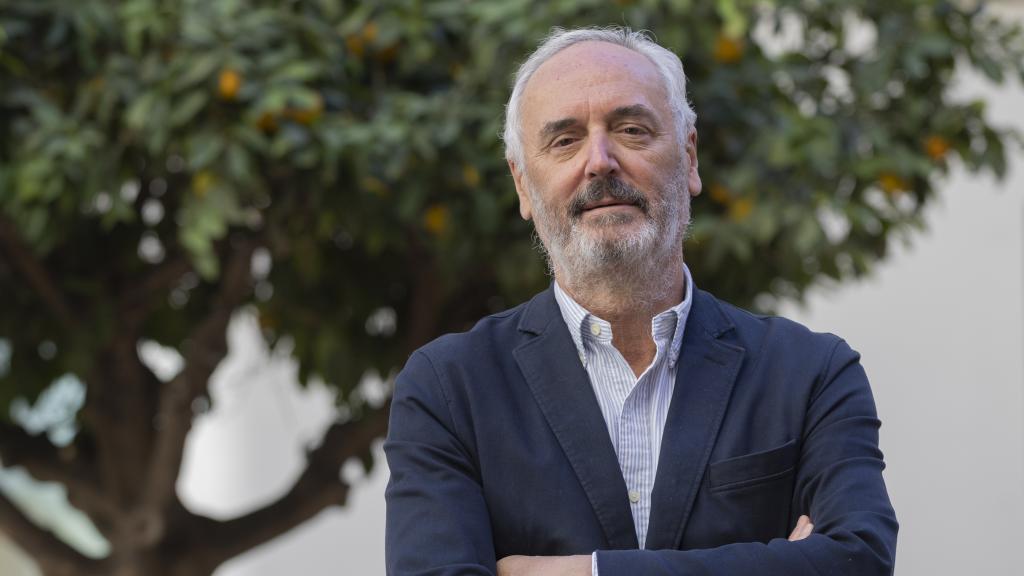 Pedro Marín Cots, junto a la fuente de la Plaza de las Flores.