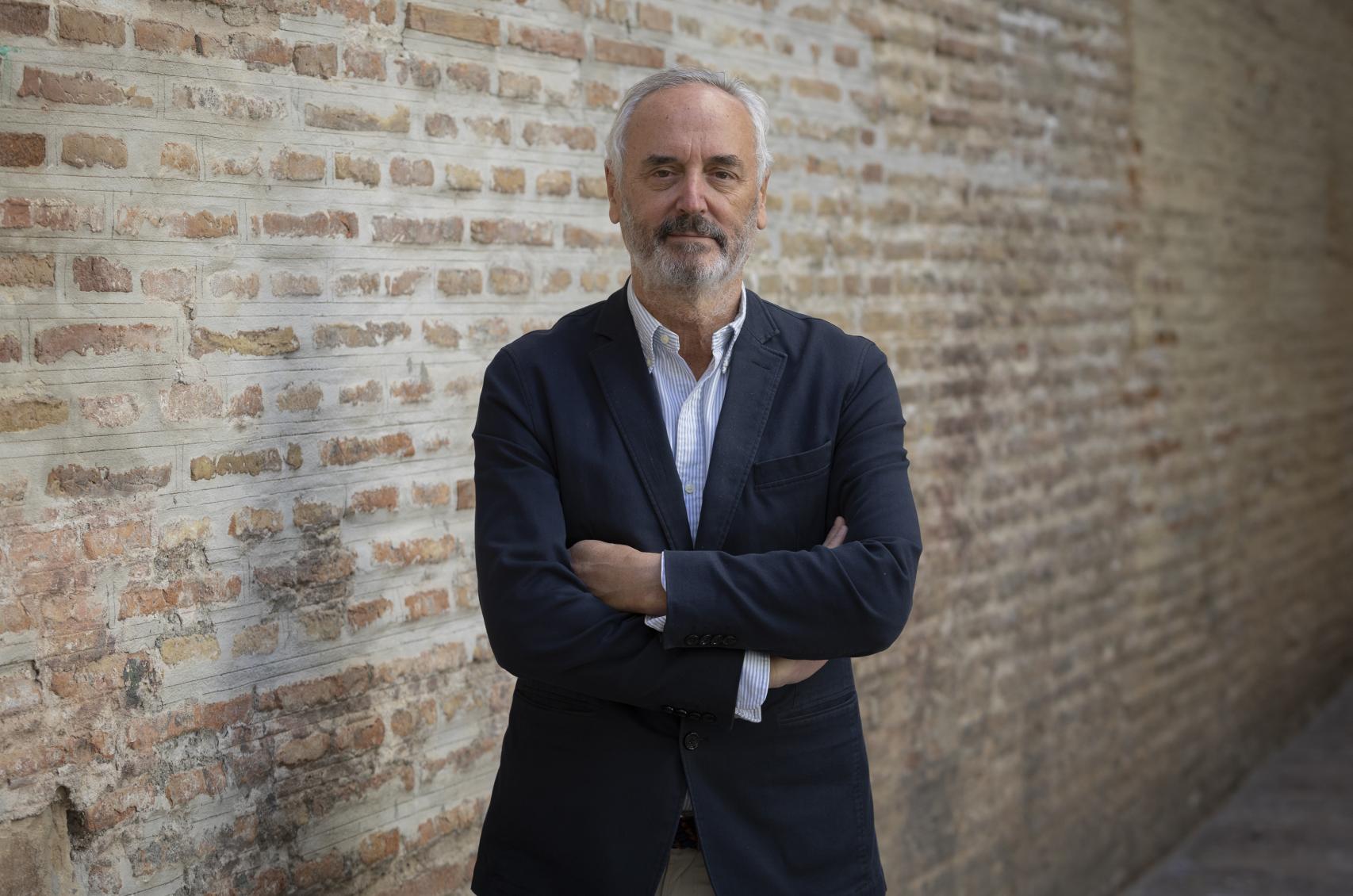 Pedro Marín Cots posa tras la entrevista con EL ESPAÑOL de Málaga.