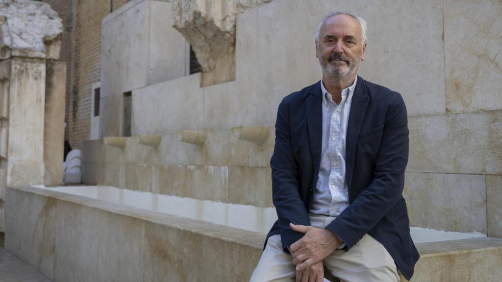 Pedro Marín Cots, junto a la fuente de la Plaza de las Flores.