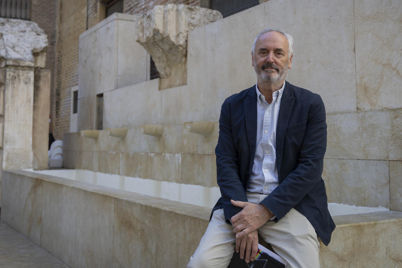 Pedro Marín Cots, junto a la fuente de la Plaza de las Flores.