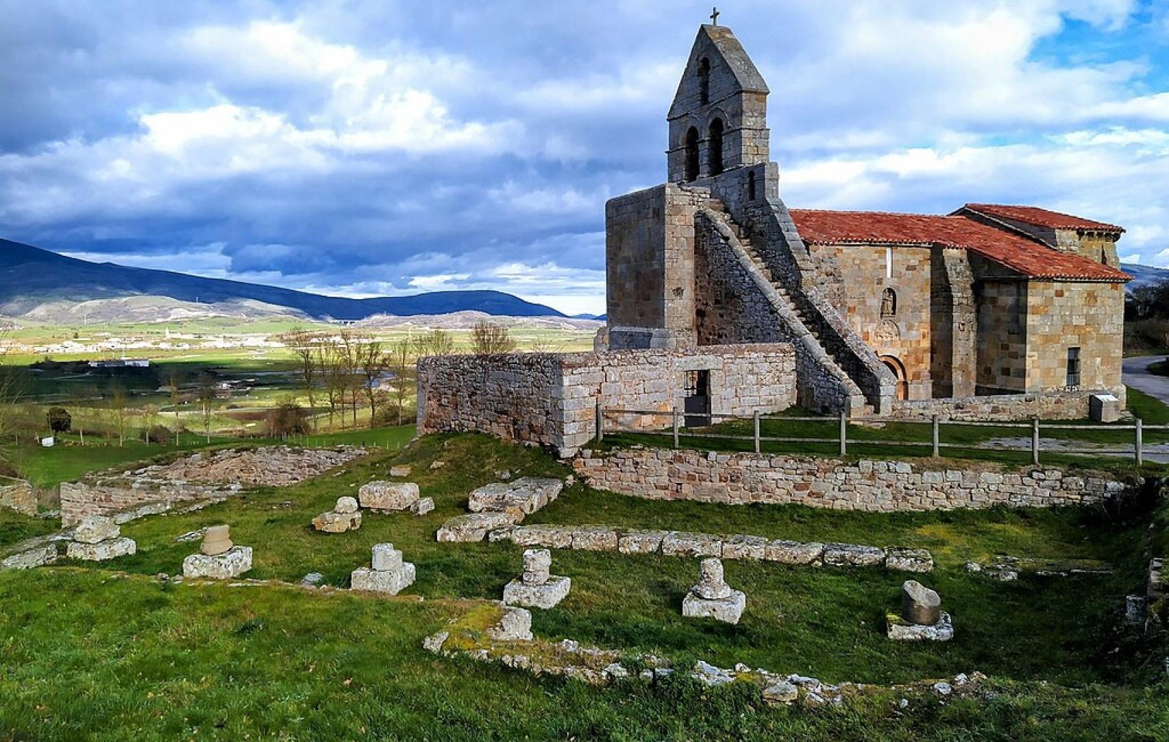 Iglesia de Santa María de Retortillo, construida en la Edad Media sobre los restos del foro