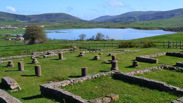 Ruinas de la ciudad con vistas al embalse del Ebro