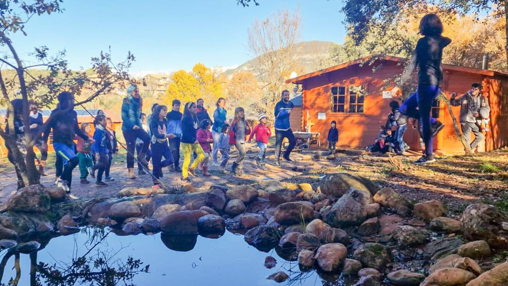 Vista de un grupo de niños en la escuela de Caneto.