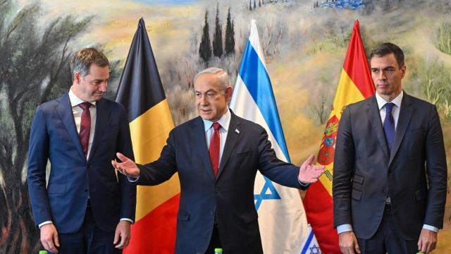 El presidente del Gobierno, Pedro Sánchez, junto al primer ministro israelí, Benjamin Netanyahu, y el primer ministro belga, Alexander de Croo.