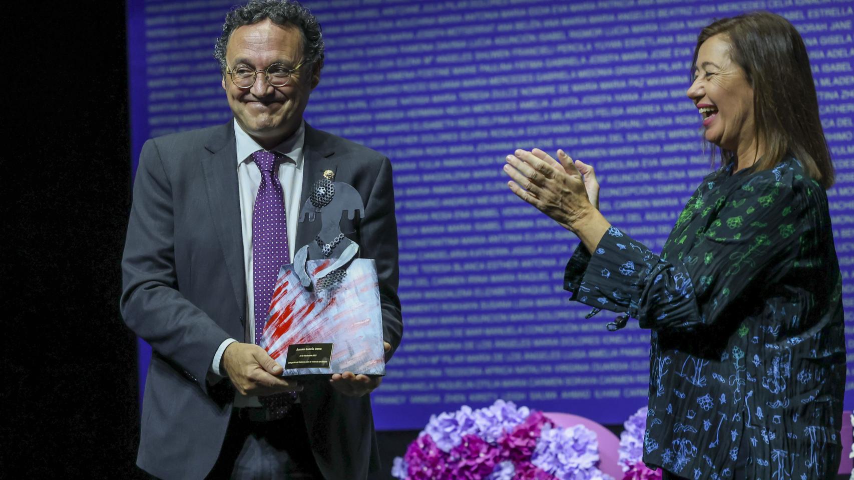 La presidenta del Congreso, Francina Armengol (d), entrega el premio a la Justicia Feminista al fiscal general del Estado, Álvaro García Ortiz (i).