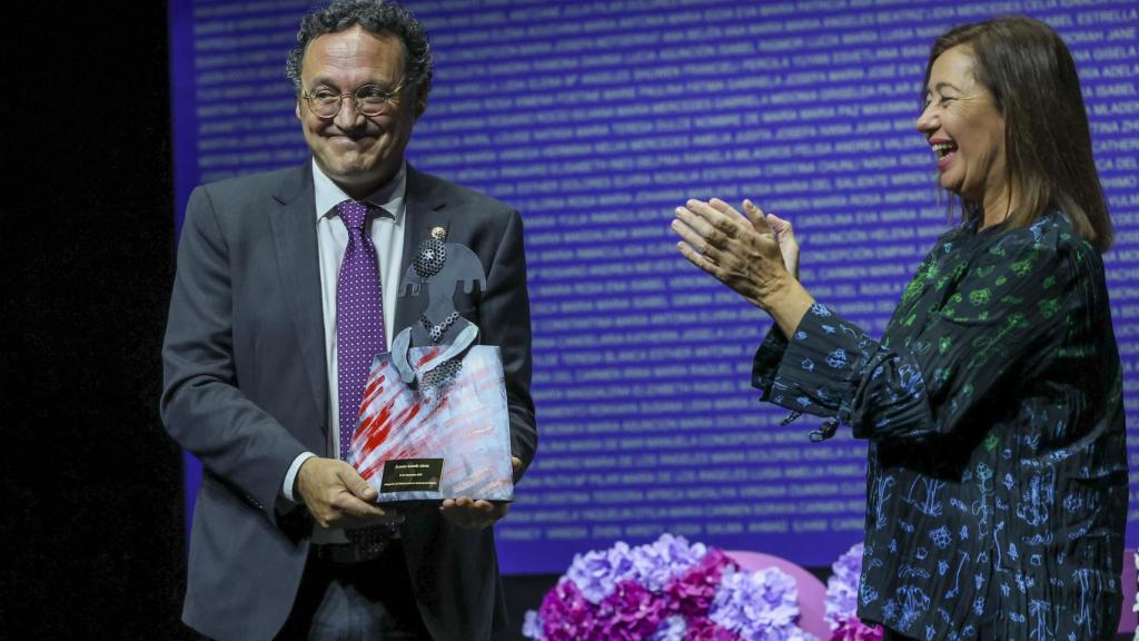 La presidenta del Congreso, Francina Armengol (d), entrega el premio a la Justicia Feminista al fiscal general del Estado, Álvaro García Ortiz (i).