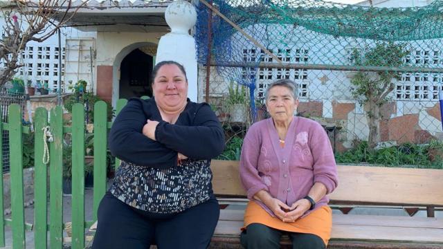 Lorenza, la guardesa, y su hija Maribel,  en la puerta de la casa en la que viven desde hace medio siglo.