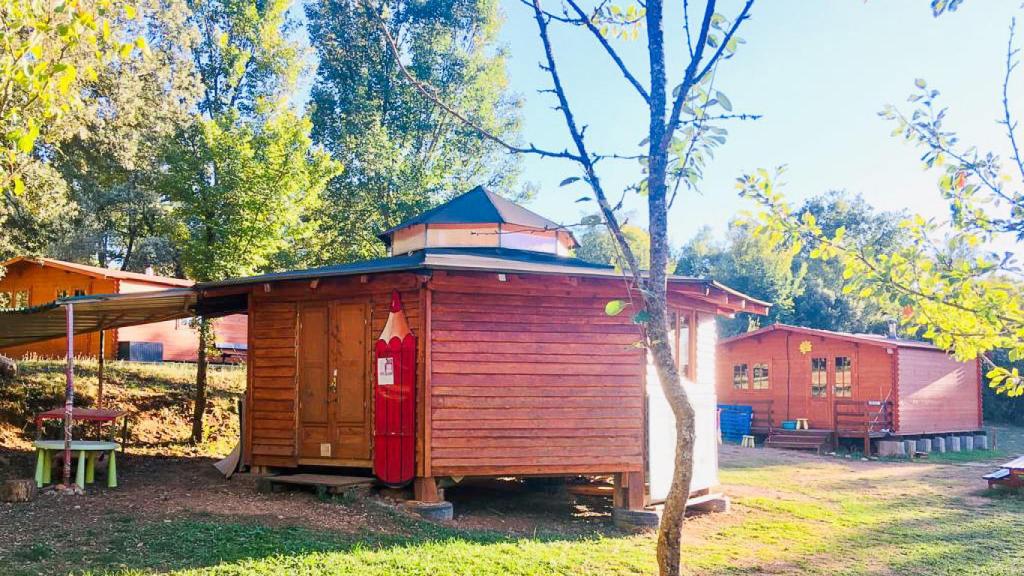 Vista de las tres construcciones de madera natural elaboradas para el centro educativo de Caneto.