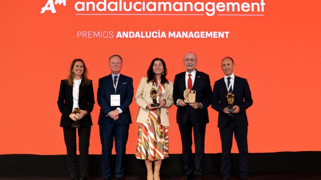Fotografía de familia de los premiados