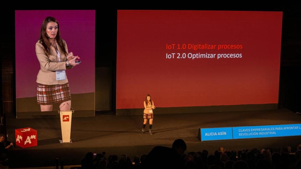 Alicia Asín en un momento de su conferencia