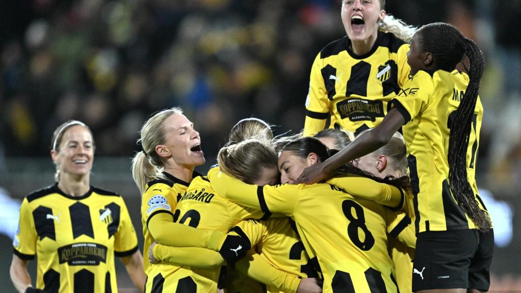Las jugadoras del Hacken celebran un gol contra el Real Madrid