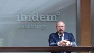 El abogado y empresario ilicitano Enrique Martín en su despacho profesional de abogacía.