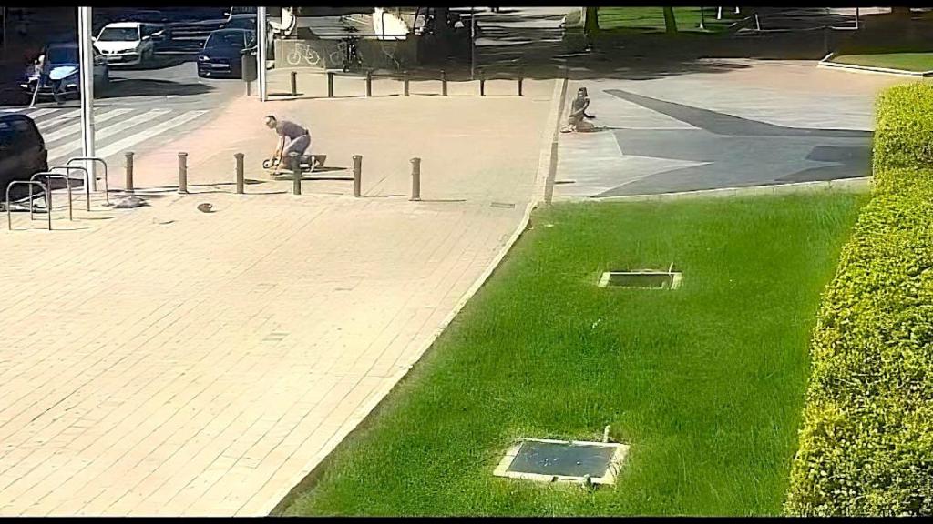 El agente de Policía Nacional en el momento en que arresta a un joven acusado de sustraer un patinete eléctrico.