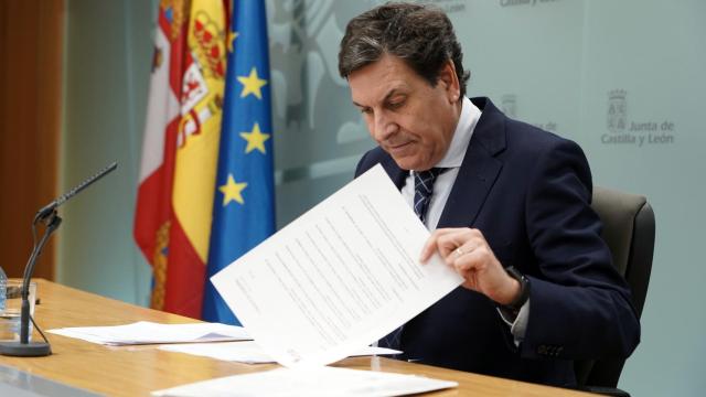 El consejero de Economía y Hacienda y portavoz, Carlos Fernández Carriedo, comparece en rueda de prensa posterior al Consejo de Gobierno