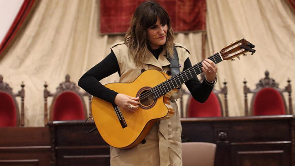 Rozalén interpreta en el Paraninfo de la USAL ‘La puerta violeta’