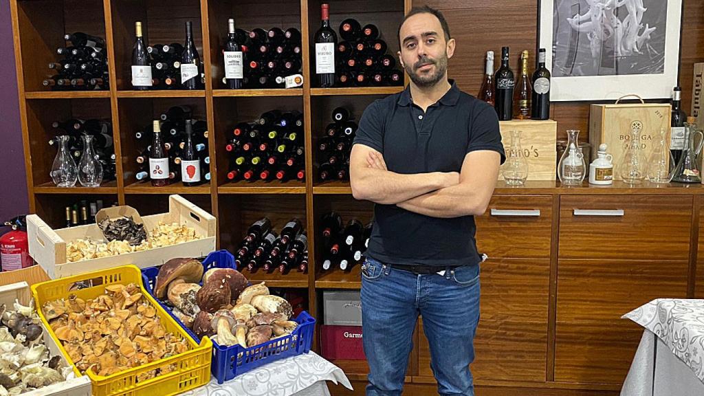 César Lomas en el Restaurante Pirita junto a las setas