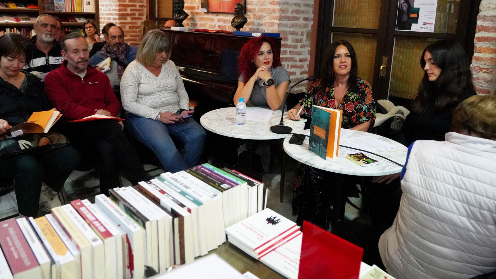 La periodista Loli Escribano durante la presentación de su nuevo libro, en la librería Sandoval de Valladolid, este miércoles.