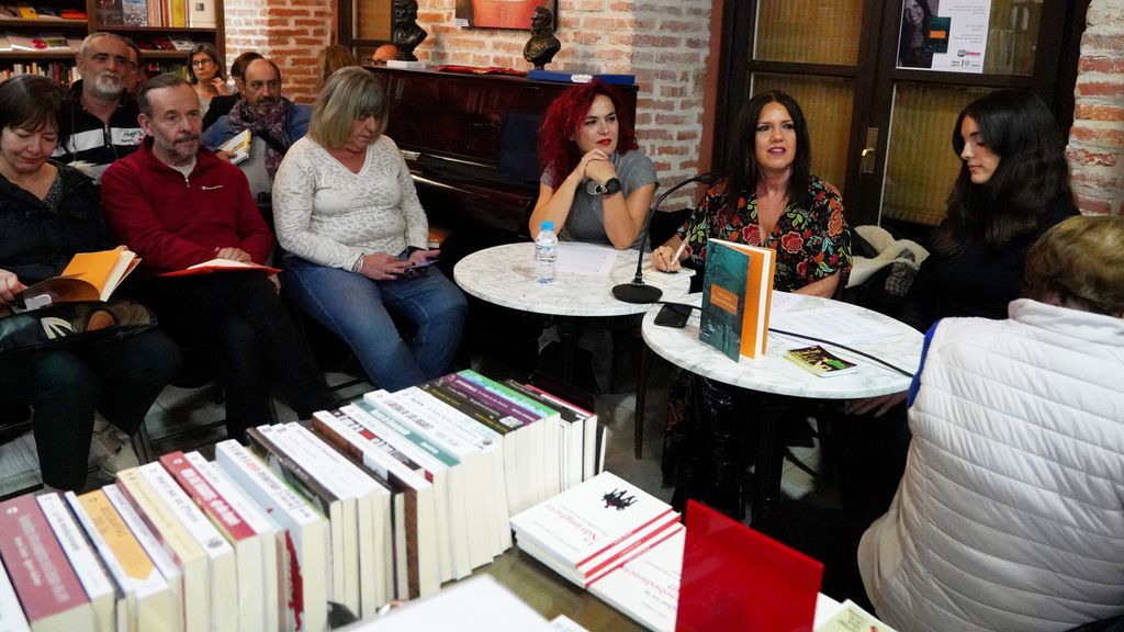 La periodista Loli Escribano durante la presentación de su nuevo libro, en la librería Sandoval de Valladolid, este miércoles.