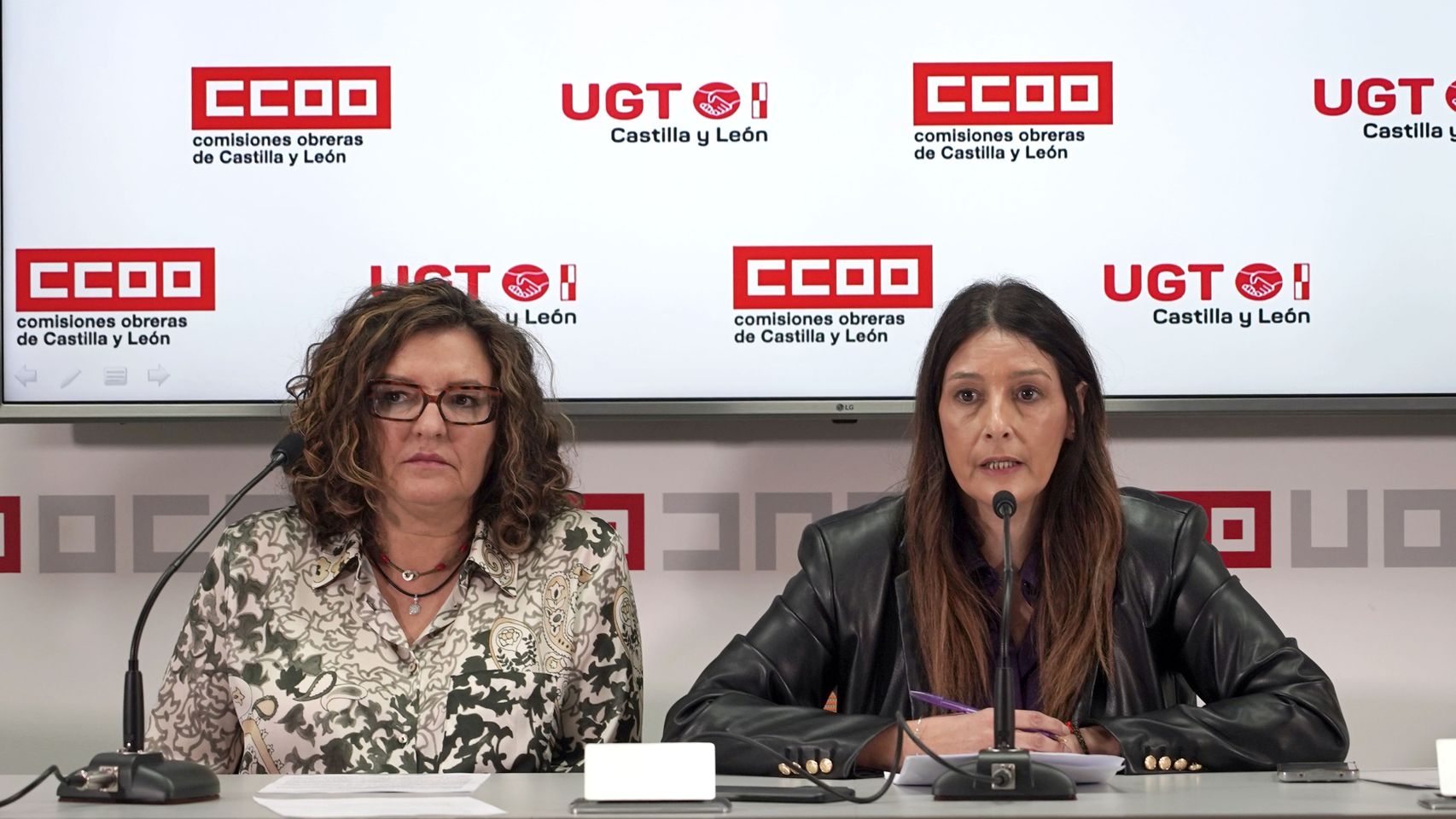 La secretaria de Mujeres, Igualdad y Políticas Sociales de CCOO en Castilla y León, Yolanda Martín, y la secretaria de Políticas Sociales e Igualdad de UGT en Castilla y León, Victoria Zumalacárregui, anunciando iniciativas para el 25-N