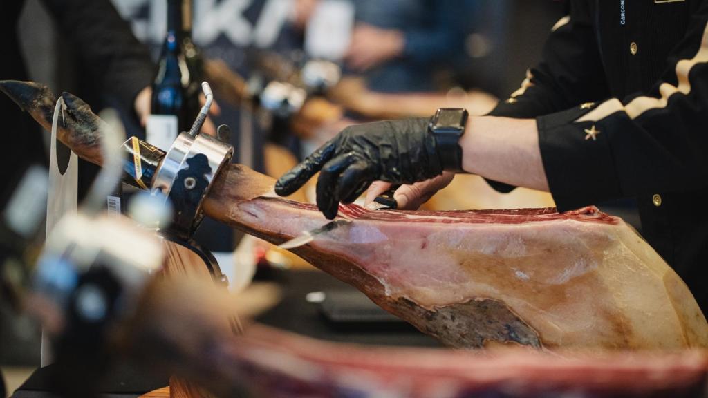 El corte del jamón, con la mano por delante del cuchillo