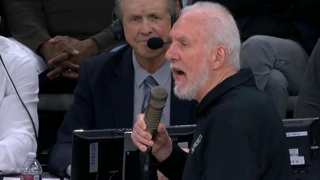 Gregg Popovich, hablando durante el partido.