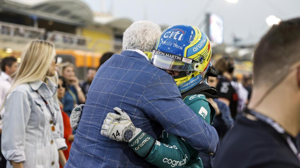 Lawrence Stroll se abraza a Fernando Alonso antes de una carrera.