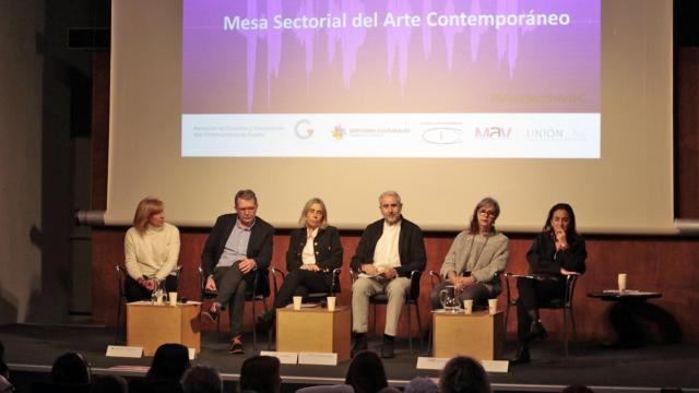 De izda. a dcha., Ana Velasco (FEAGC), Adrián Piera (IAC), Idoia Fernández (Consorcio de Galerías de Arte Contemporáneo), Isidro López-Aparicio (Unión_AC), María José Magaña (MAV) y Yolanda Romero (ADACE), este jueves en el Museo Reina Sofía. Foto: IAC