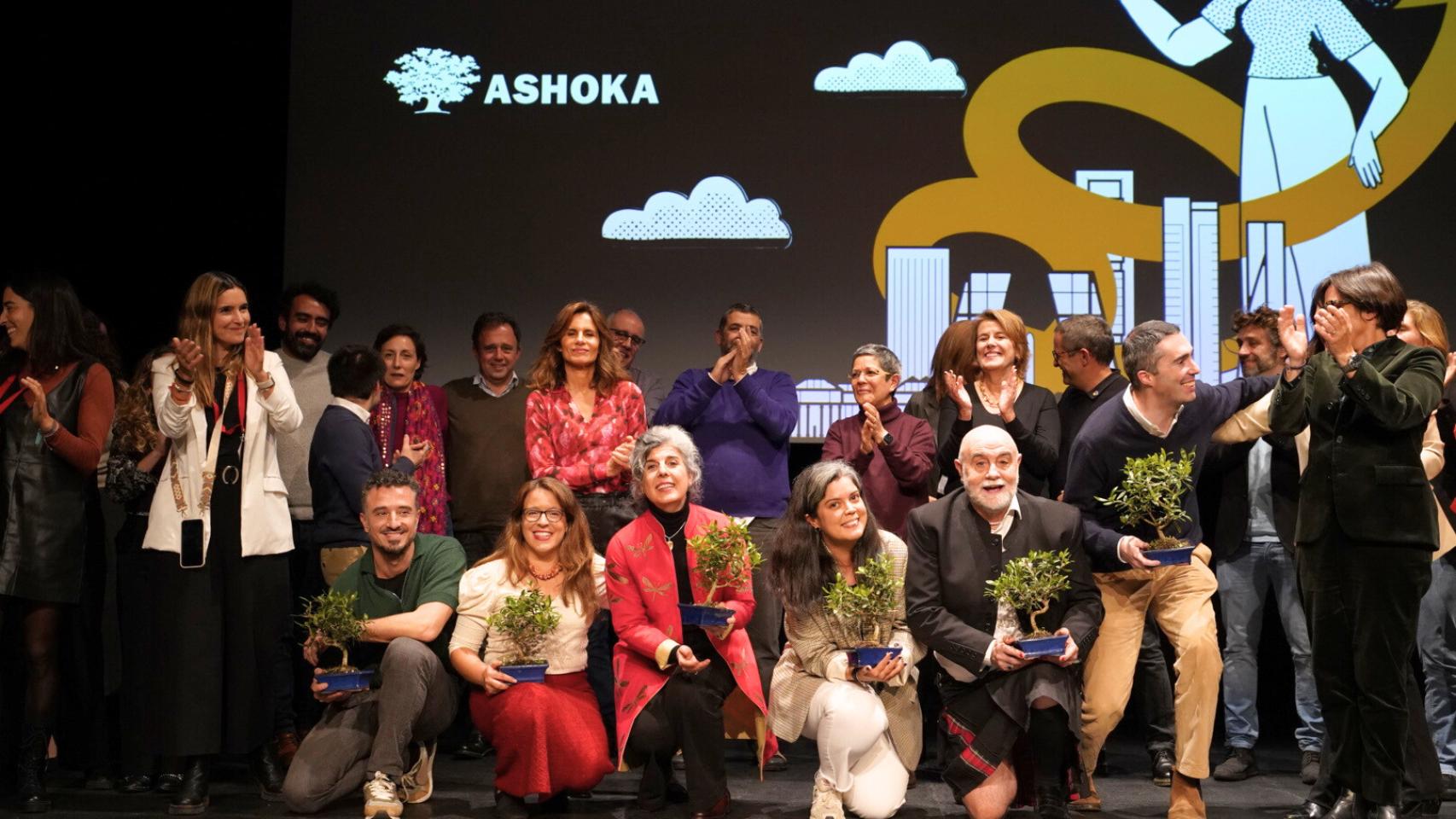 Todos los Ashoka Fellows en el escenario durante el acto del pasado 20 de noviembre.