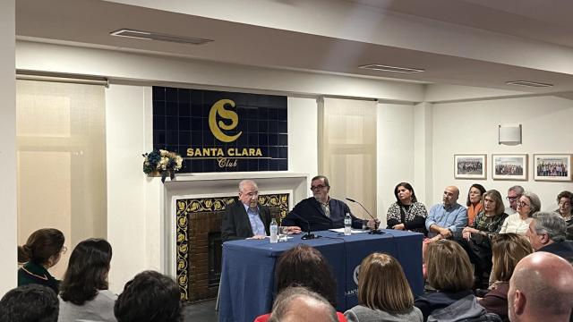 Alfonso Guerra y José Rodríguez de la Borbolla durante el encuentro en el club Santa Clara.