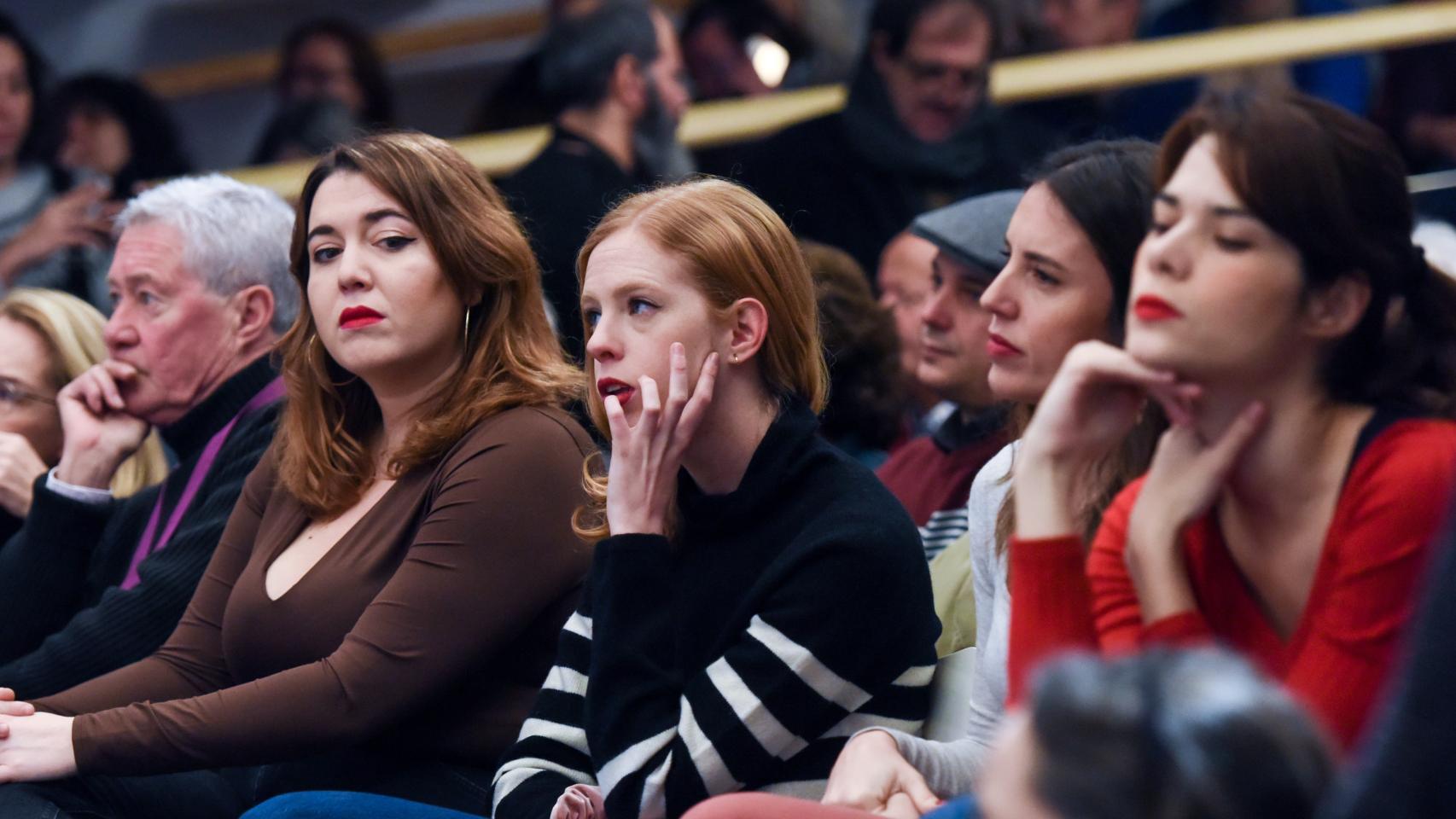 Lilith Verstrynge (c), acompañada de su padre, Jorge (i), Ángela Rodríguez 'Pam' (2i), Irene Montero (2d) e Isabel Serra (d).