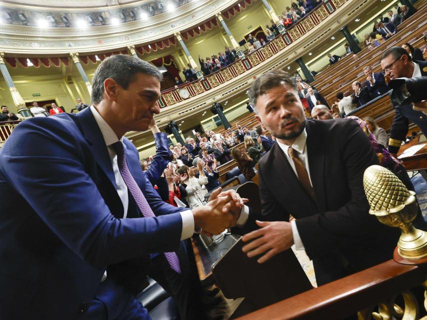 Gabriel Rufián, portavoz de ERC en el Congreso, felicita a Pedro Sánchez tras su investidura.