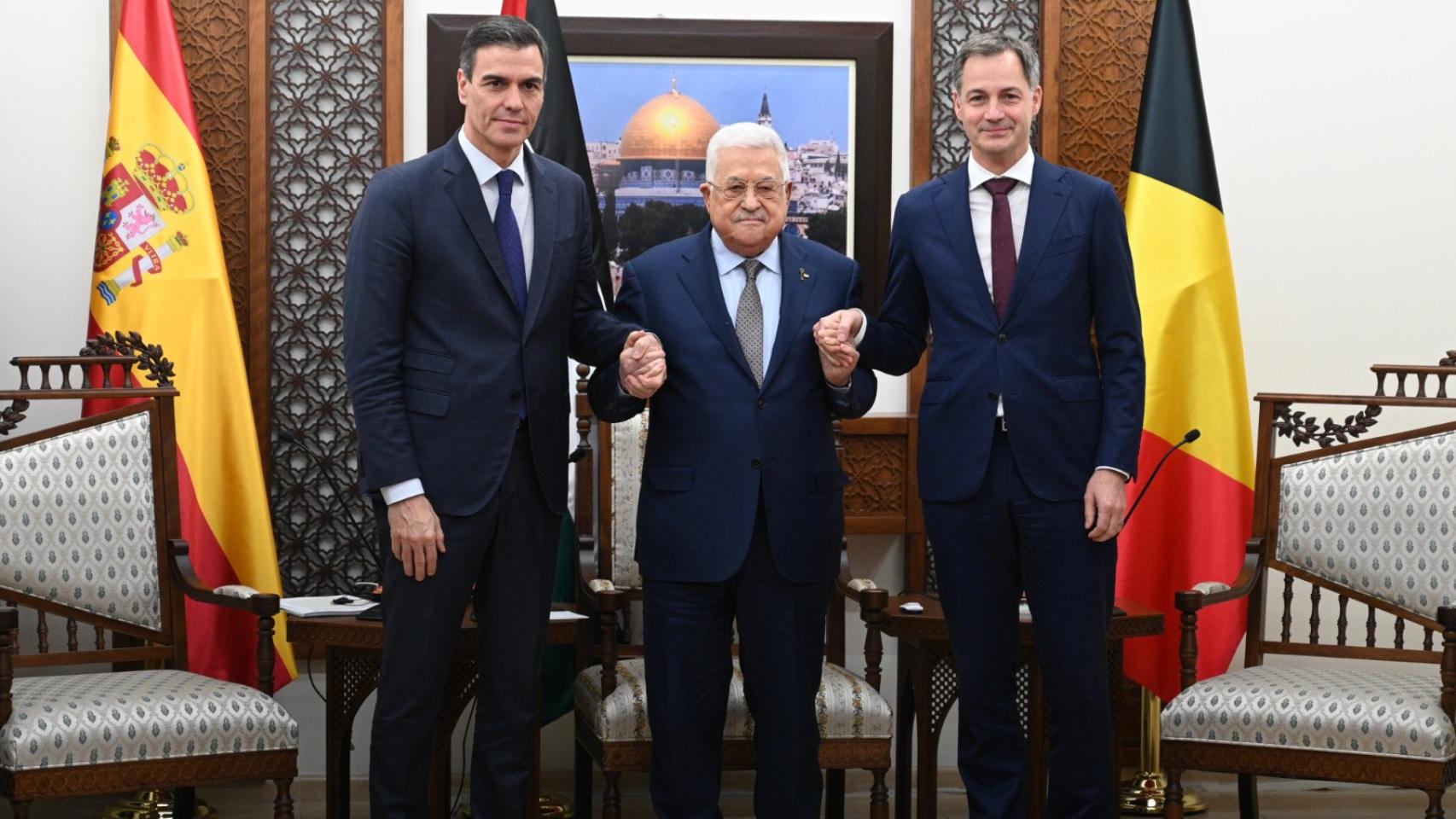 Pedro Sánchez, el presidente de la Autoridad Nacional de Palestina, Mahmud Abás, y el primer ministro de Bélgica, Alexander De Croo, este jueves en Ramallah.