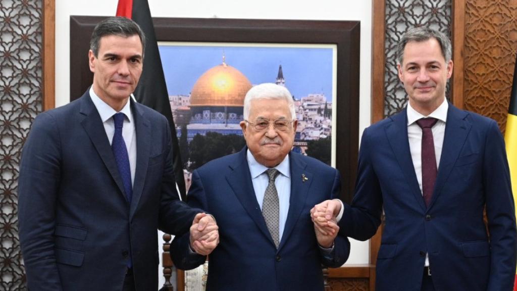 Pedro Sánchez,  el presidente de la Autoridad Nacional de Palestina, Mahmud Abás, y el primer ministro de Bélgica, Alexander De Croo, este jueves en Ramallah.