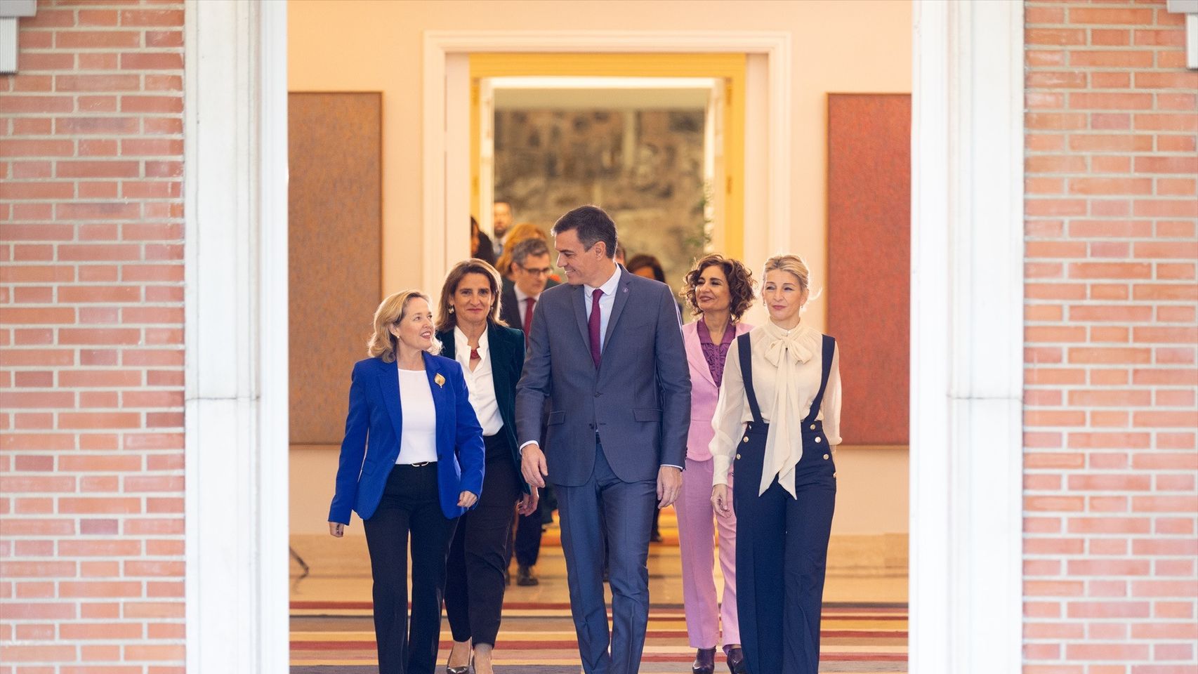I-D: La vicepresidenta primera, Nadia Calviño; la vicepresidenta tercera, Teresa Ribera; el presidente del Gobierno, Pedro Sánchez; la vicepresidenta cuarta, María Jesús Montero; y la vicepresidenta segunda, Yolanda Díaz.