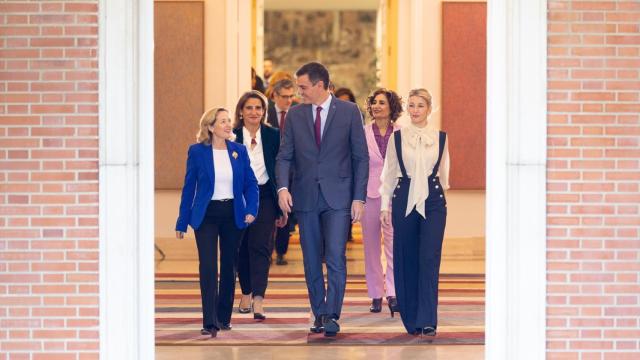 I-D: La vicepresidenta primera, Nadia Calviño; la vicepresidenta tercera, Teresa Ribera; el presidente del Gobierno, Pedro Sánchez; la vicepresidenta cuarta, María Jesús Montero; y la vicepresidenta segunda, Yolanda Díaz.