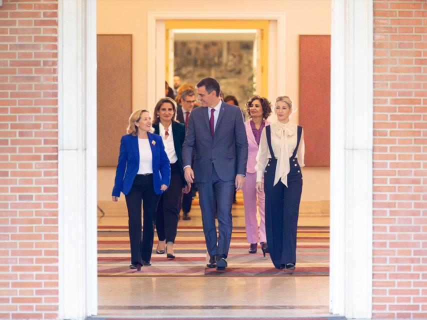 La vicepresidenta primera, Nadia Calviño; la vicepresidenta tercera, Teresa Ribera; el presidente del Gobierno, Pedro Sánchez; la vicepresidenta cuarta, María Jesús Montero; y la vicepresidenta segunda, Yolanda Díaz.