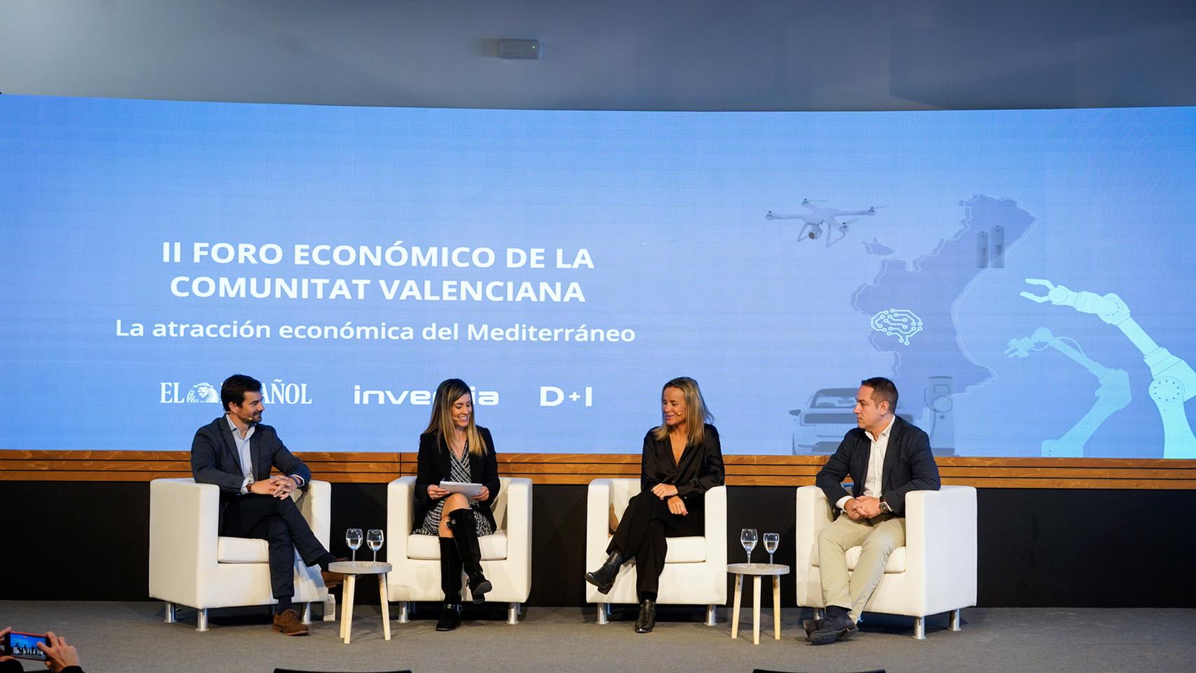 Víctor Ferrando, jefe de Adquisiciones y Nuevos Negocios de Facsa; Beatriz Aznar, redactora de D+I; Paula Llobet, concejala de Turismo, Innovación e Inversiones del Ayuntamiento de Valencia; y Darío Olivares, gerente de Lanzadera Corporate.