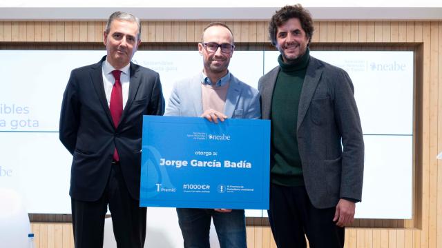 José Manuel García, presidente de la Asociación de Aguas Minerales de España (ANEABE), Jorge García Badía, delegado de EL ESPAÑOL en la Región de Murcia, y Pablo Blázquez, director general de ETHIC, este miércoles, durante la entrega del premio de periodismo medioambiental de AENABE.