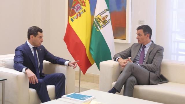 El presidente de la Junta de Andalucía, Juanma Moreno, y el presidente del Gobierno, Pedro Sánchez.