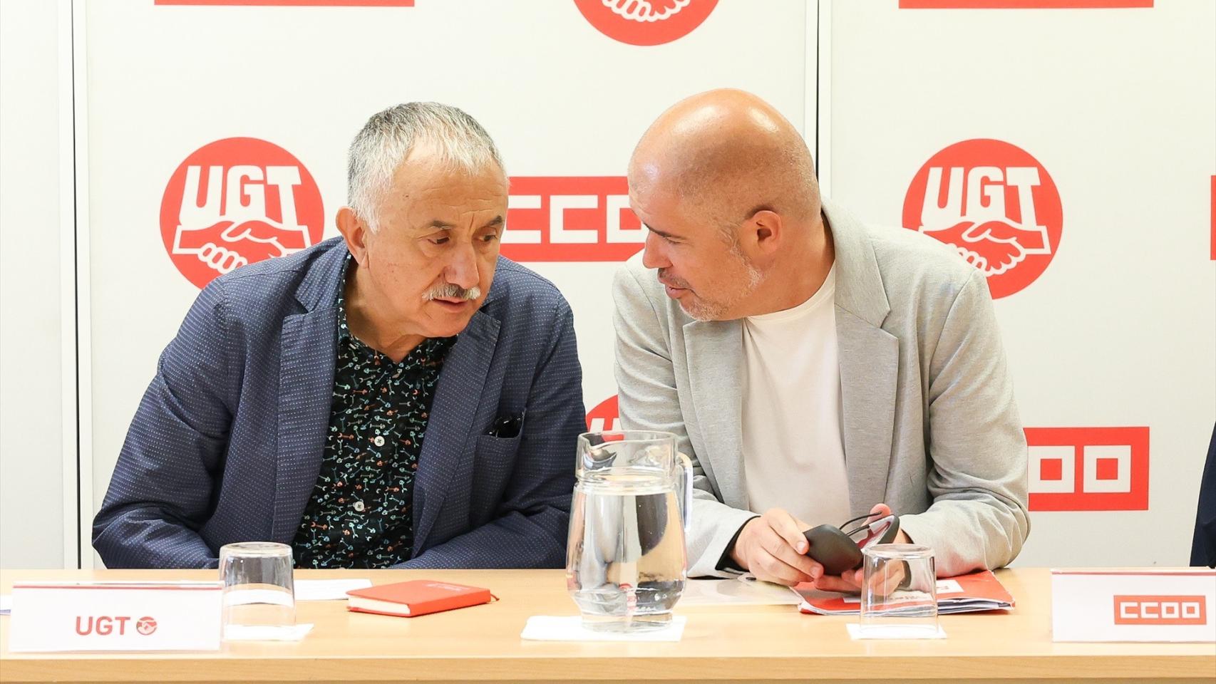 Los secretarios generales de CCOO y UGT, Unai Sordo (d) y Pepe Álvarez (i).