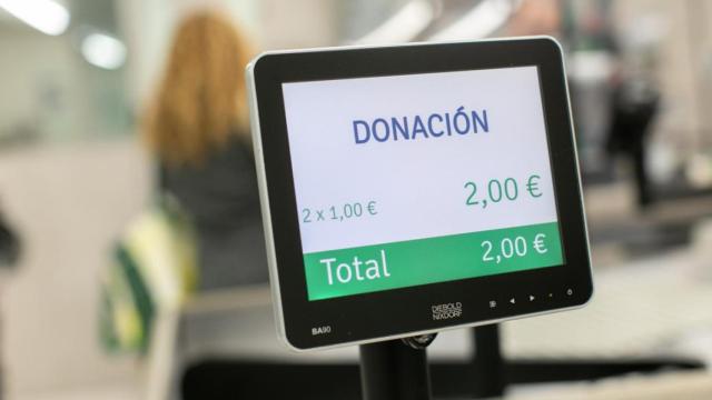 Detalle de la donación en caja en la Gran Recogida de Alimentos en Mercadona.
