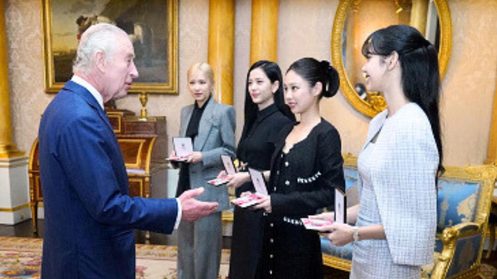 Blackpink con los MBE honorarios.