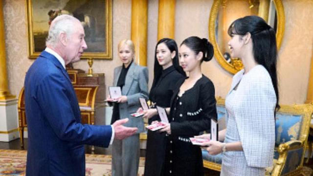 Blackpink con los MBE honorarios.