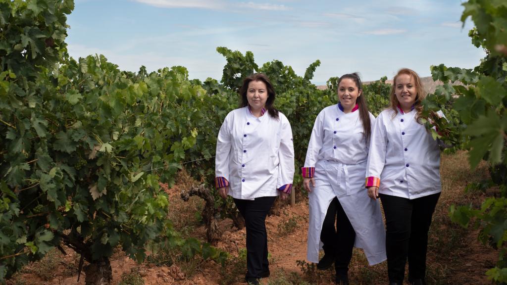 Las hermanas Loro en el campo.